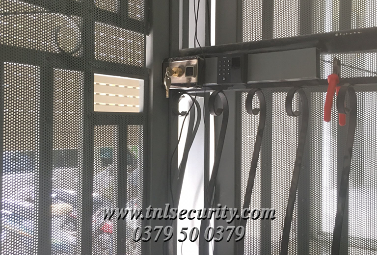 lap-dat-khoa-cua-dien-tu-uy-tin-cho-nha-rieng-tai-tphcm